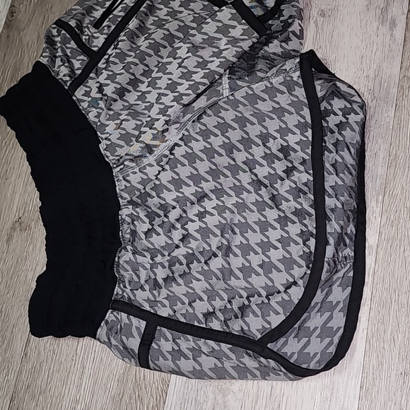 Lululemon Tracker shorts size 4 - Picture 3 of 8
